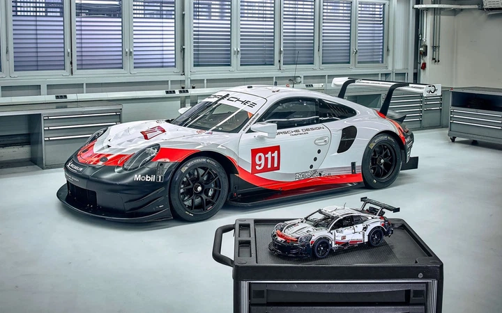 Фото конструктора Porsche 911 RSR
